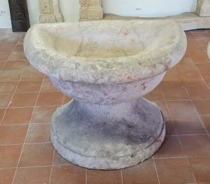Antiker Brunnen aus rotem Marmor